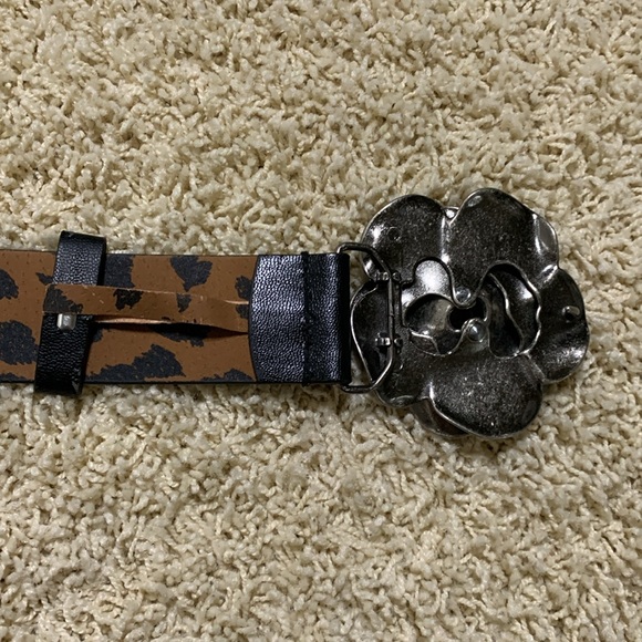 BETSEY JOHNSON BLACK SILVER HEAVY ROSETTE BUCKLE BELT LEOPARD INSIDE BELT SZ S - Picture 11 of 14